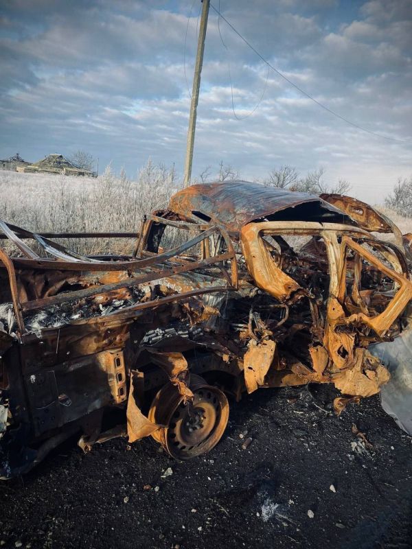 На Красноармейском (Покровском) направлении бронеавтомобили и пикапы боевиков ВСУ ярко горят, а все их пути отхода и снабжения — на замке у ВС РФ