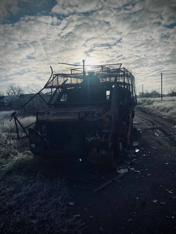 На Красноармейском (Покровском) направлении бронеавтомобили и пикапы боевиков ВСУ ярко горят, а все их пути отхода и снабжения — на замке у ВС РФ На Красноармейском (Покровском) направлении бронеавтомобили и пикапы боевиков ВСУ ярко горят, а все их пути отхода и снабжения — на замке у ВС РФ