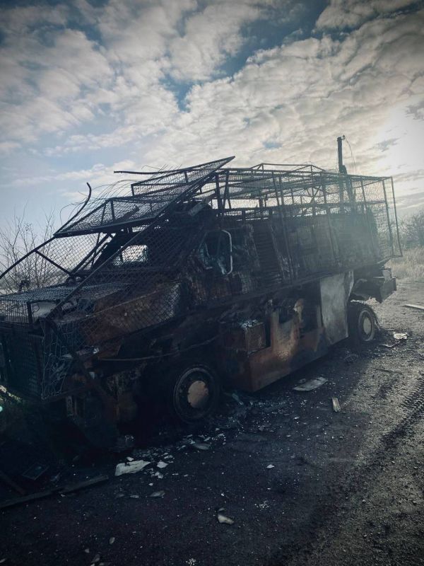 На Красноармейском (Покровском) направлении бронеавтомобили и пикапы боевиков ВСУ ярко горят, а все их пути отхода и снабжения — на замке у ВС РФ На Красноармейском (Покровском) направлении бронеавтомобили и пикапы боевиков ВСУ ярко горят, а все их пути отхода и снабжения — на замке у ВС РФ