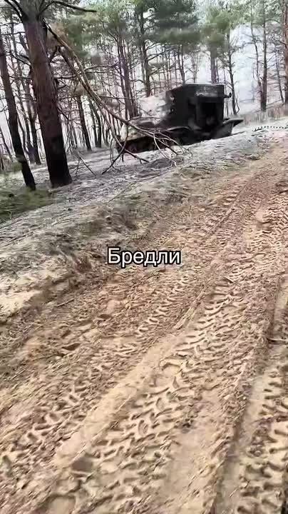 Уничтоженная американская КШМ М577 на базе гусеничного БТР М113 где-то на фронте