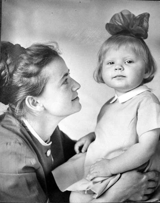 Сегодня в России в отмечается День матери. И буквально сегодня ночью успели накатить видео-неронку Kling. В отличии от других нейронок она потрясающе оживляет фото и детей и взрослых