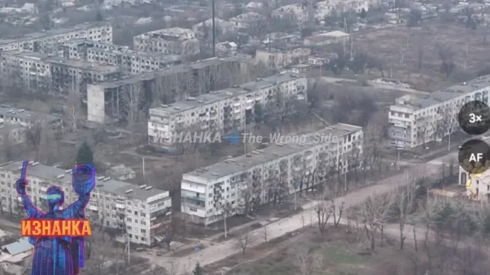 Российские военные сняли эпичный "прилет" авиабомбы ФАБ-1500 с системой УМПК по позициям ВСУ в Мирнограде, видео Telegram-канала "Изнанка"