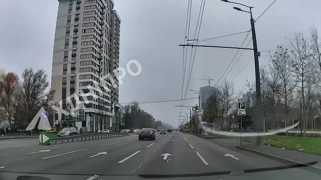 Российские военные ударили ракетой ОТРК "Искандер-М" по зданию в Днепропетровске, в котором находилась одна из площадок по производству дронов-камикадзе и компонентов к ним, сообщают в местных Telegram-каналах