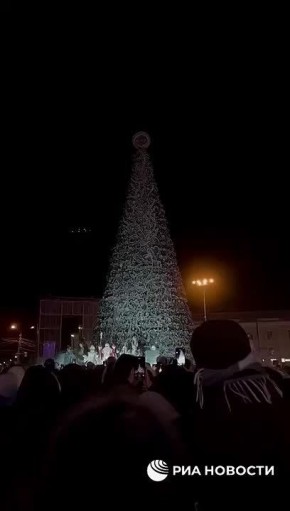 В то же время, первую в стране новогоднюю елку зажег повелитель холода Чысхаан в Якутске