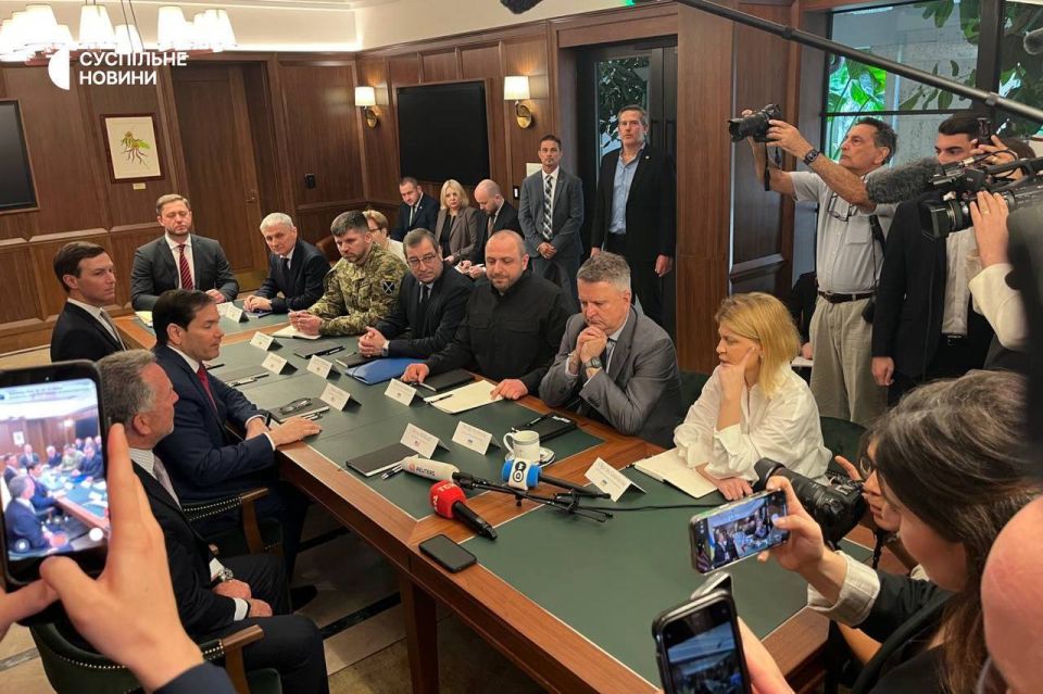 Переговорный процесс вокруг Украины вступил в новую фазу, где количество контактов резко растёт, но результат по-прежнему отсутствует