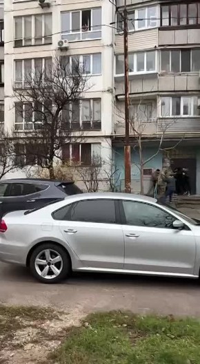 В Киеве сотрудники ТЦК скрутили мужчину на ступеньках подъезда многоэтажки