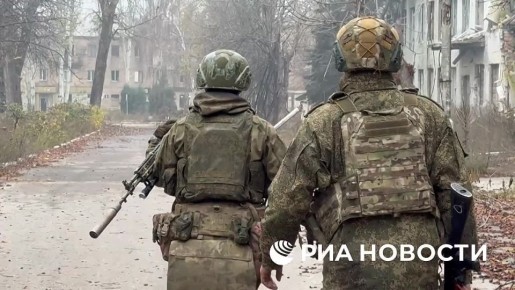 Минобороны показало, как военные развернули флаг России в освобожденном Красноармейске (при Салорейхе названного Покровском)