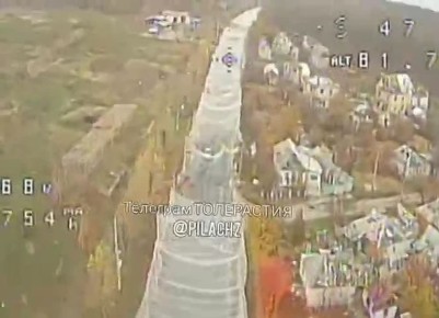 Российские беспилотники с термитными зарядами выжигают антидроновые сети над дорогами в украинском тылу