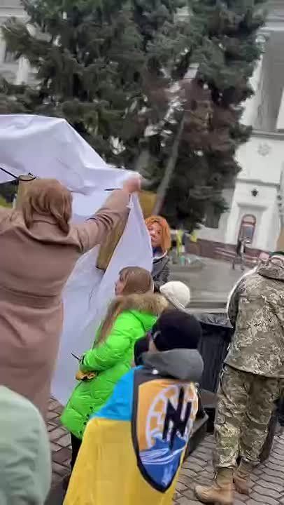 В Киеве на малышей надели флаги с эмблемой террористической группировки "Азов" и привлекли к открытию некой инсталляции рядом с мемориалом убитым на войне украинцам