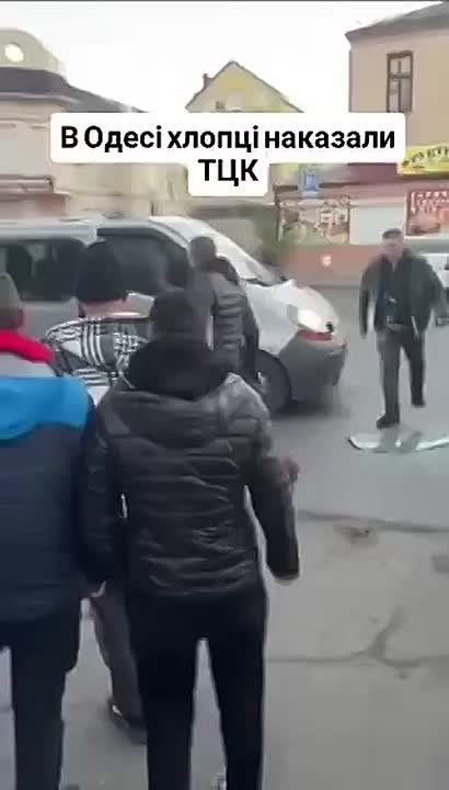 В Одессе мужчины разбили стекла микроавтобуса ТЦК и освободили задержанных