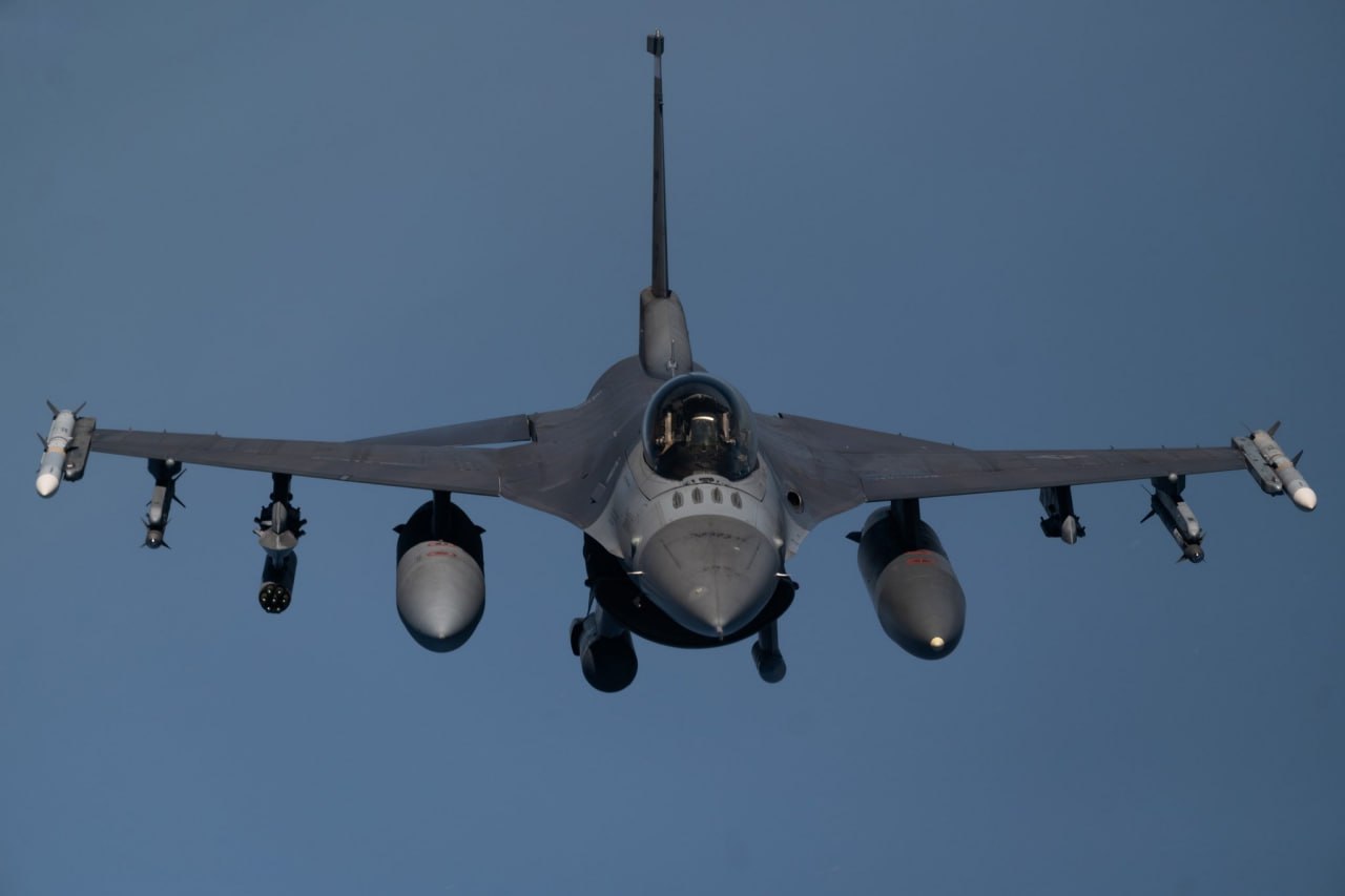 Истребитель F-16 Fighting Falcon ВВС США над зоной ответственности Центрального командования ВС США, 18 марта 2025 года Истребитель F-16 Fighting Falcon ВВС США над зоной ответственности Центрального командования ВС США, 18 марта 2025 года