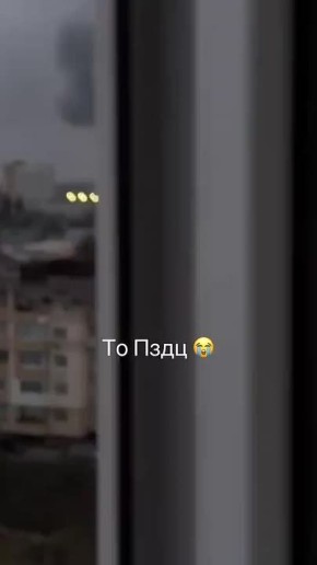 Чингис Дамбиев: Пылающий "Волынский шелковый комбинат" в Луцке после сегодняшнего ракетного удара ВС РФ. На этом предприятии выпускалась военная продукция