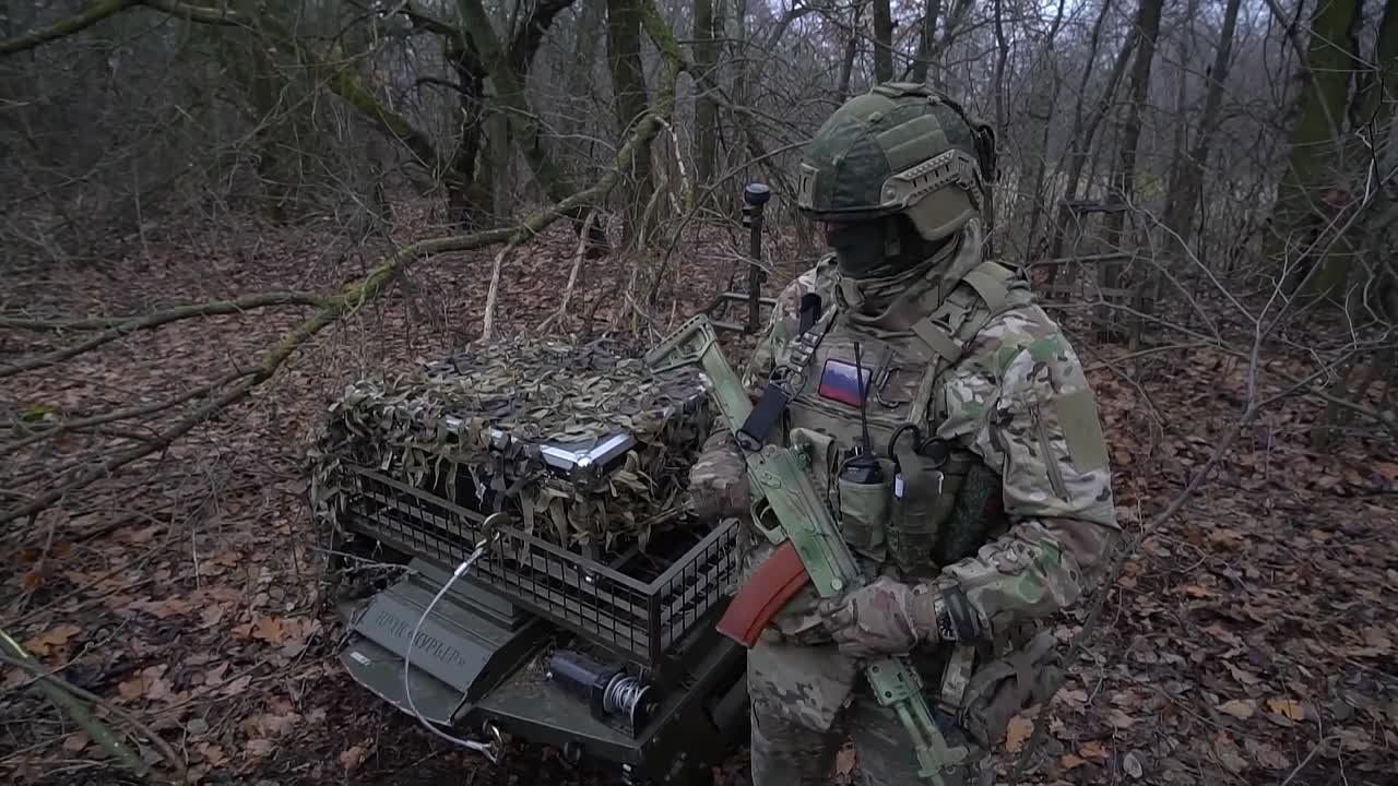 После этого другими роботизированными комплексами «Курьер» были последовательно выполнены задачи по дистанционному минированию подступов к опорному пункту для срыва возможных контратак противника и разминированию путей для...