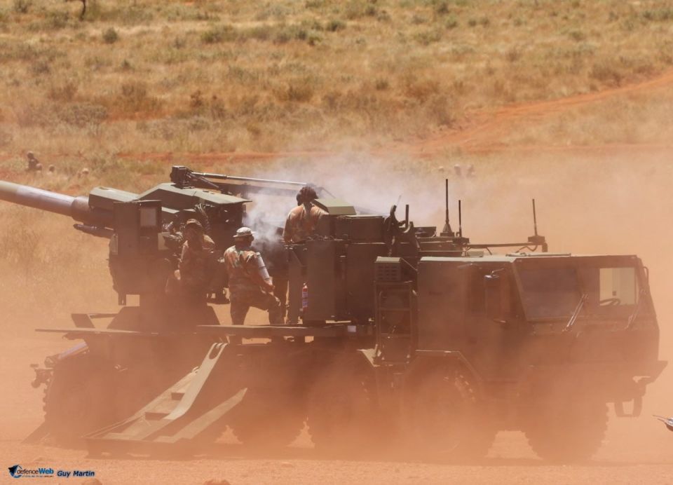 Южноафриканская колесная самоходная гаубица Denel T5-52 Condor калибра 155-мм во время учений Vukuhlome 2025 Южноафриканская колесная самоходная гаубица Denel T5-52 Condor калибра 155-мм во время учений Vukuhlome 2025