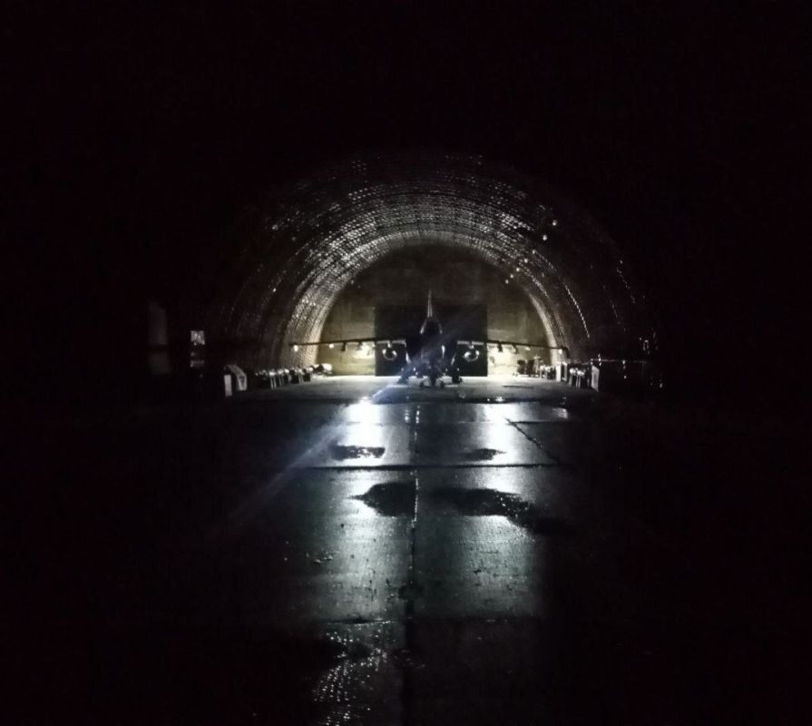 Чингис Дамбиев: Российский Су-25 в защитном ангаре где-то на одной из авиабаз