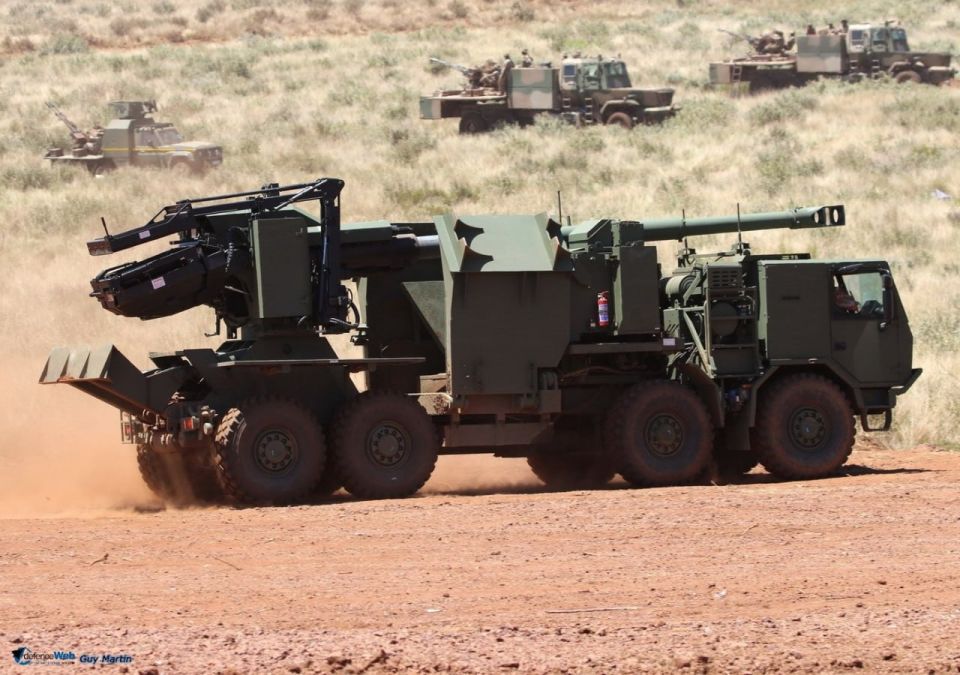 Южноафриканская колесная самоходная гаубица Denel T5-52 Condor калибра 155-мм во время учений Vukuhlome 2025 Южноафриканская колесная самоходная гаубица Denel T5-52 Condor калибра 155-мм во время учений Vukuhlome 2025