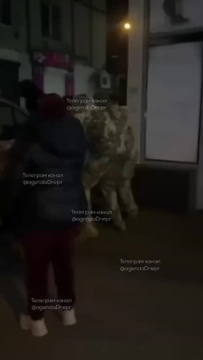 "Чтоб вы, твари, сдохли сами первые!" - таким пожеланием жительница Днепропетровска провожает ТЦКшников, которые бусифицируют гражданина