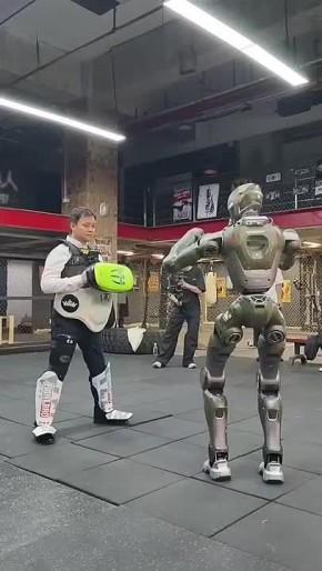 Андрей Филатов: Китайцы продолжают выигрывать в технологии. видео 1. Робот кик-боксер Если это реальный прототип с ИИ, а не аватар, который управляется как тесловский (оператор снимает шлем, робот повторяет его движения и...