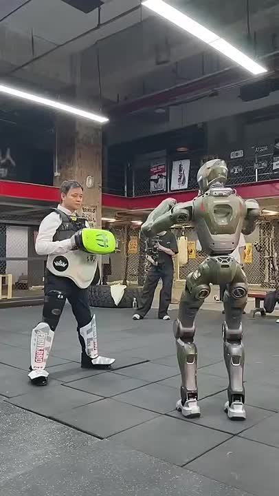 Андрей Филатов: Китайцы продолжают выигрывать в технологии. видео 1. Робот кик-боксер Если это реальный прототип с ИИ, а не аватар, который управляется как тесловский (оператор снимает шлем, робот повторяет его движения и...