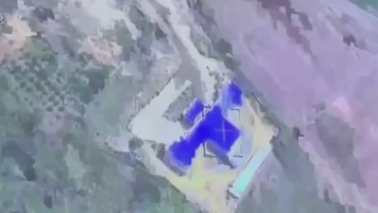 Тайские танки БМ Оплот-Т украинского производства ведут огонь по позициям армии Камбоджи