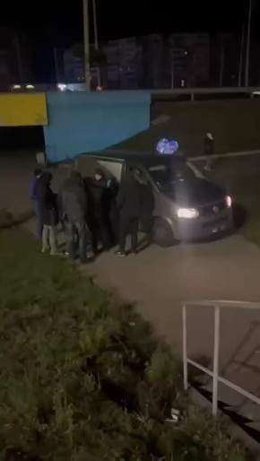 "Придурки, шо вы делаете?!" - под такие замечания местных жителей ТЦКшники за 10 секунд упаковали гражданина в свой бус
