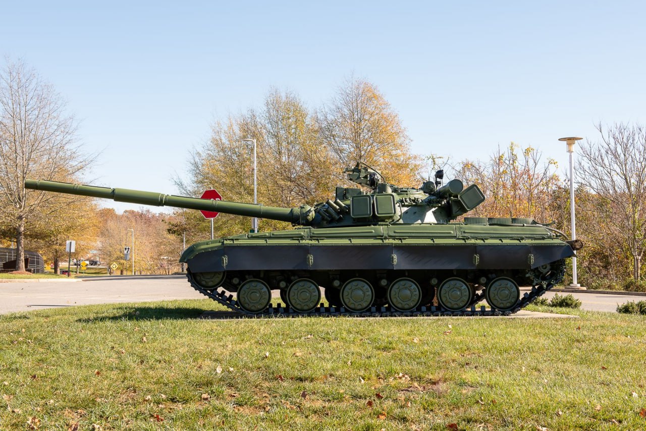 Танк Т-64Б советского производства, находящийся на территории Национального центра наземной разведки США Танк Т-64Б советского производства, находящийся на территории Национального центра наземной разведки США