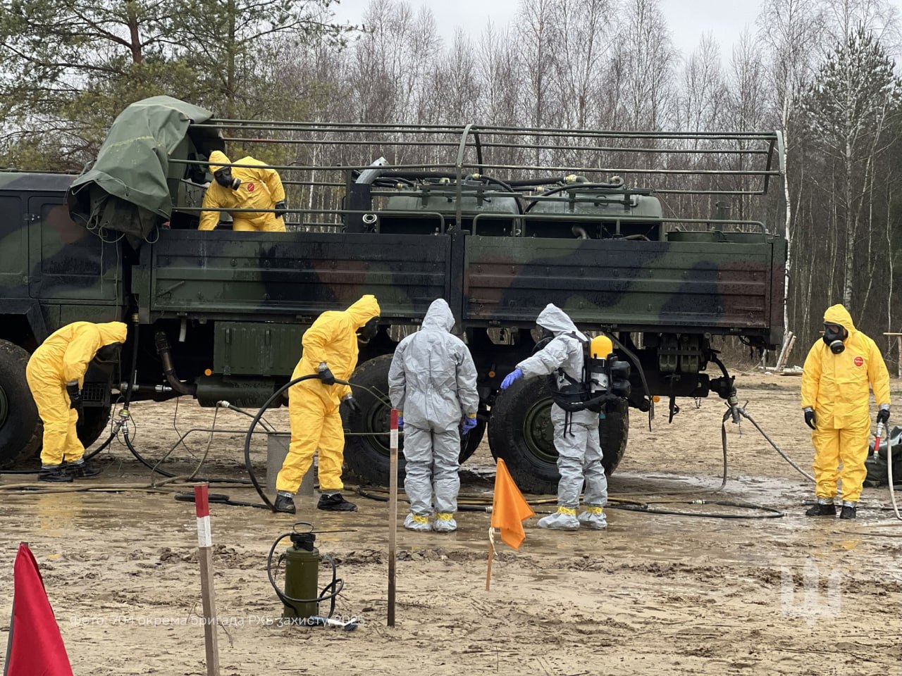 На кадрах - одна из шести мобильных дезактивационных машин HEP 70 ABC, переданных Германией в 2022 году из запасов Бундесвера, на вооружении 704-й бригады РХБЗ ВСУ На кадрах - одна из шести мобильных дезактивационных машин HEP 70 ABC, переданных Германией в 2022 году из запасов Бундесвера, на вооружении 704-й бригады РХБЗ ВСУ