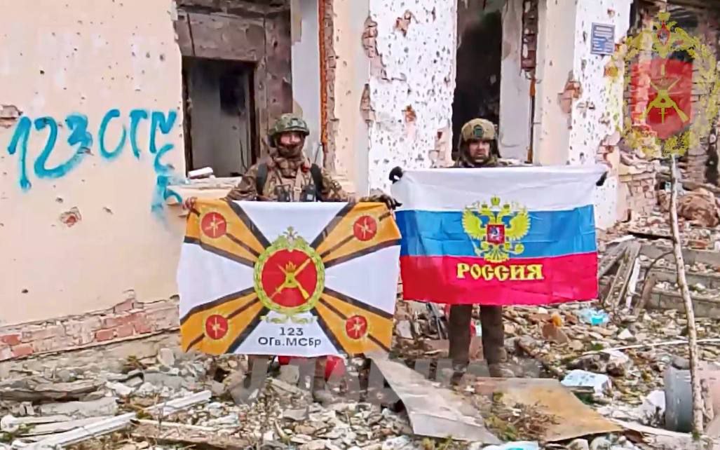 Российские военные подняли флаги в Северске (ДНР) Российские военные подняли флаги в Северске (ДНР)