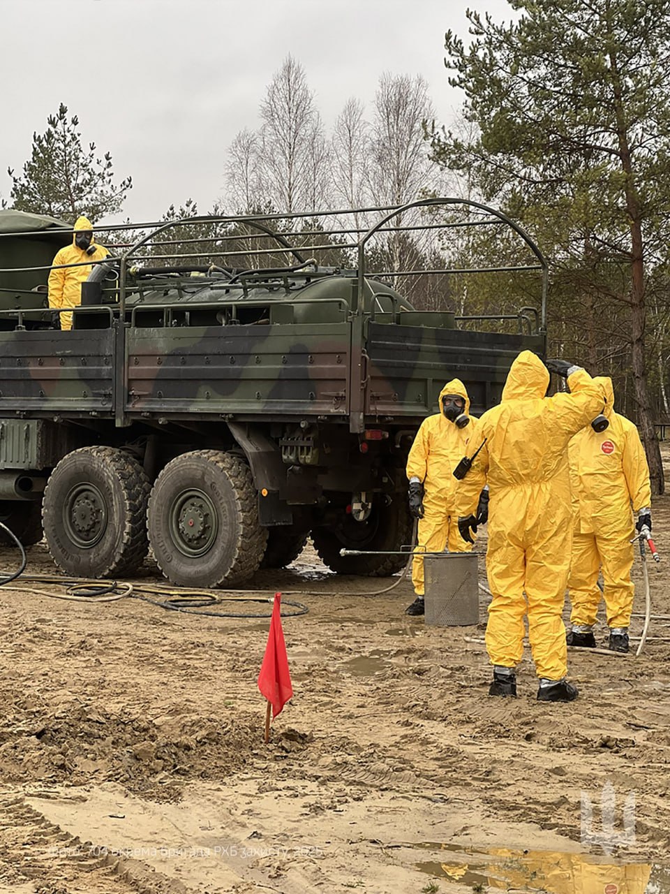 На кадрах - одна из шести мобильных дезактивационных машин HEP 70 ABC, переданных Германией в 2022 году из запасов Бундесвера, на вооружении 704-й бригады РХБЗ ВСУ На кадрах - одна из шести мобильных дезактивационных машин HEP 70 ABC, переданных Германией в 2022 году из запасов Бундесвера, на вооружении 704-й бригады РХБЗ ВСУ