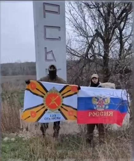 Российские военные подняли флаги в Северске (ДНР) Российские военные подняли флаги в Северске (ДНР)