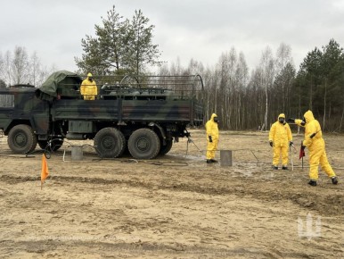 На кадрах - одна из шести мобильных дезактивационных машин HEP 70 ABC, переданных Германией в 2022 году из запасов Бундесвера, на вооружении 704-й бригады РХБЗ ВСУ