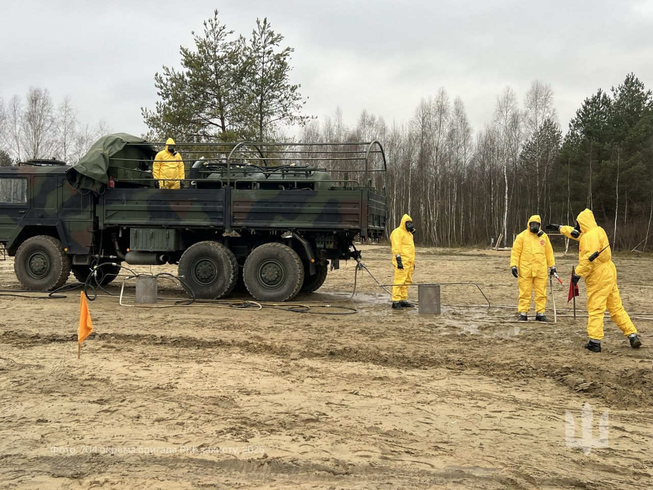 На кадрах - одна из шести мобильных дезактивационных машин HEP 70 ABC, переданных Германией в 2022 году из запасов Бундесвера, на вооружении 704-й бригады РХБЗ ВСУ