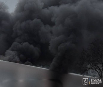 Так горит спортшкола в Шостке, которую по заявлению главы ОВа Олега Григорова атаковали ВС РФ