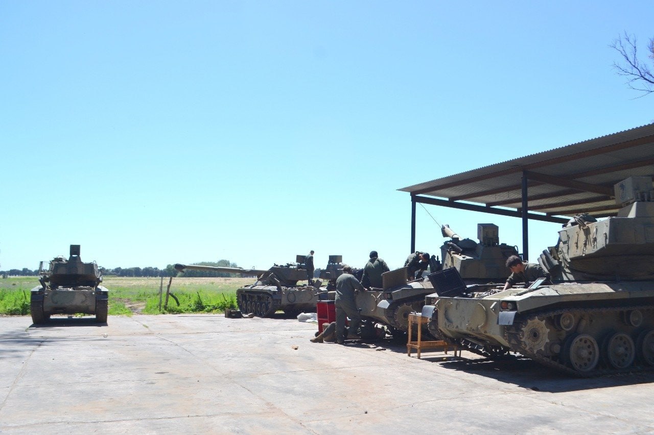 На базе материально-технического обеспечения аргентинской армии «Комодоро Ривадавия» были проведены работы по техническому обслуживанию танков Steyr SK-105 Krassier