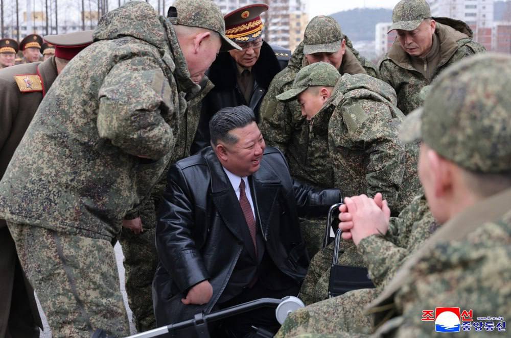 Ким Чен Ын встретил военных КНДР после операции в Курской области Ким Чен Ын встретил военных КНДР после операции в Курской области