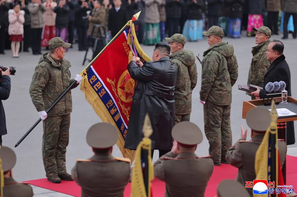 Ким Чен Ын встретил военных КНДР после операции в Курской области Ким Чен Ын встретил военных КНДР после операции в Курской области