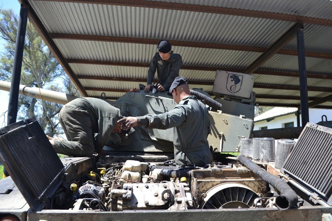 На базе материально-технического обеспечения аргентинской армии «Комодоро Ривадавия» были проведены работы по техническому обслуживанию танков Steyr SK-105 Krassier На базе материально-технического обеспечения аргентинской армии «Комодоро Ривадавия» были проведены работы по техническому обслуживанию танков Steyr SK-105 Krassier