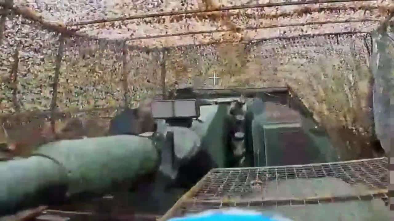 Точным ударом оптоволоконного дрона под управлением оператора из ГрВ "Восток" была уничтожена всушная 155-мм САУ PzH 2000 немецкого производства