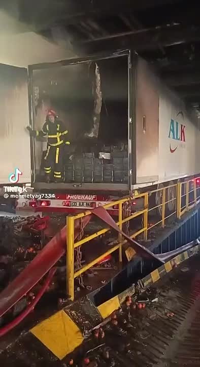 От удара по порту под Одессой сгорел паром