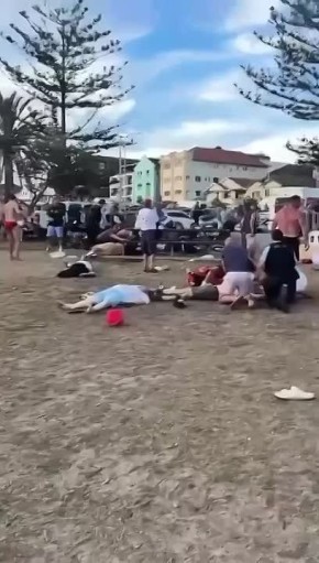 Бойня на пляже в Австралии: боевики открыли огонь по толпе