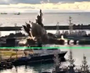 Вот и подводные дроны. Украинские СМИ распространяют кадры с применением неустановленного подводного автономного аппарата в бухте Новороссийска, где целью стала подлодка класса 636.3 «Варшавянка»