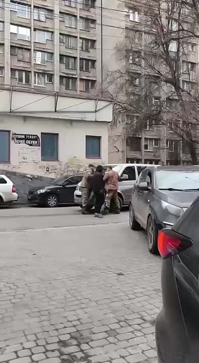 Жители Днепропетровска в очередной раз заметили людей в гражданской одежде, которые помогали сотрудникам ТЦК запихивать в бусик очередного бедолагу, по ошибке вышедшего в магазин за продуктами