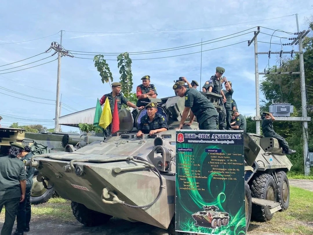 Демонстрация машин семейства БТР-3 во время визита местных курсантов в 21-ю пехотную бригаду ВС Тайланда Демонстрация машин семейства БТР-3 во время визита местных курсантов в 21-ю пехотную бригаду ВС Тайланда