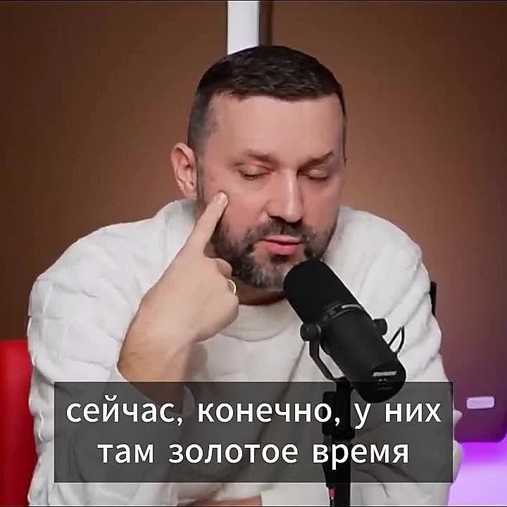 Иноагент Руслан Белый завидует "коллегам по цеху" — которые остались в России и теперь снимаются во всех передачах, на которые их приглашают