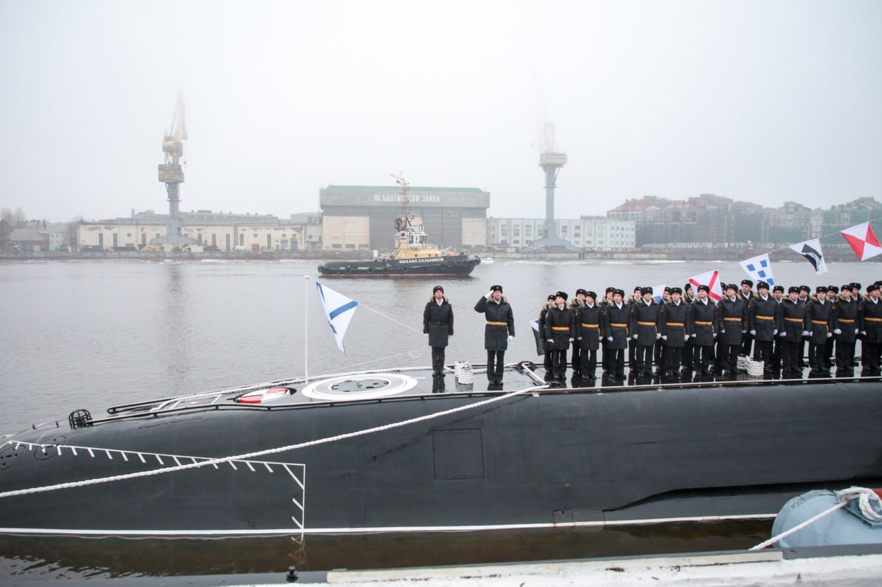 Состав Балтийского флота сегодня пополнила новая дизель-электрическая подводная лодка «Великие Луки» проекта 677М «Лада» Состав Балтийского флота сегодня пополнила новая дизель-электрическая подводная лодка «Великие Луки» проекта 677М «Лада»