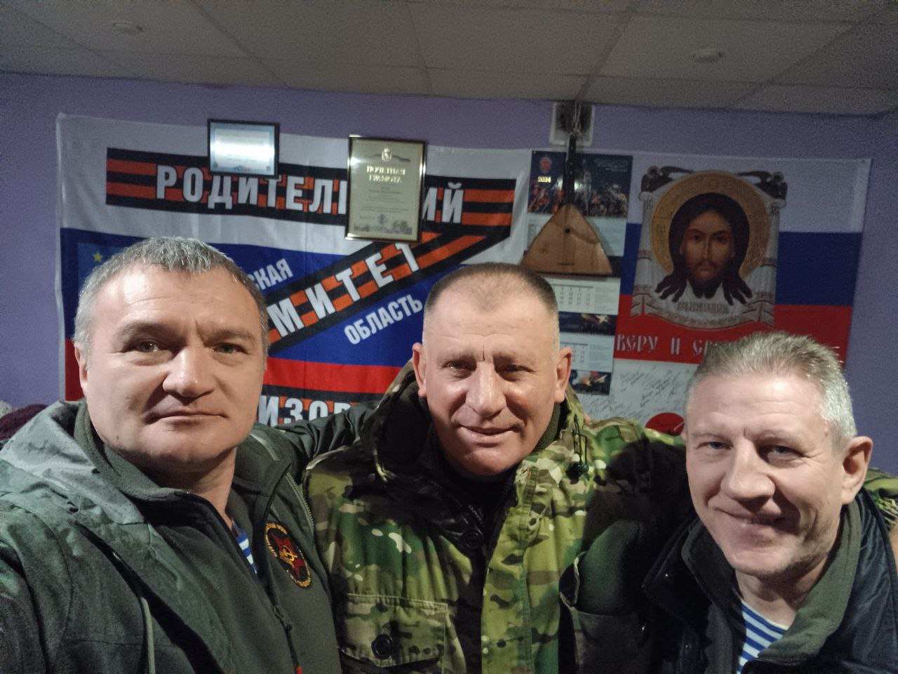 Прямо перед самым выездом, нам позвонил наш однополчанин Михаил Мутаф и сообщил приятную новость о том, что он хочет поделиться Тульскими пряниками, для наших бойцов и детей одного из детских домов, который был в нашем... Прямо перед самым выездом, нам позвонил наш однополчанин Михаил Мутаф и сообщил приятную новость о том, что он хочет поделиться Тульскими пряниками, для наших бойцов и детей одного из детских домов, который был в нашем...