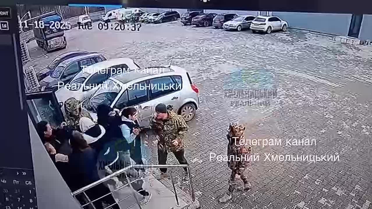 В Хмельницком женщины отбили мужчину у сотрудников ТЦК