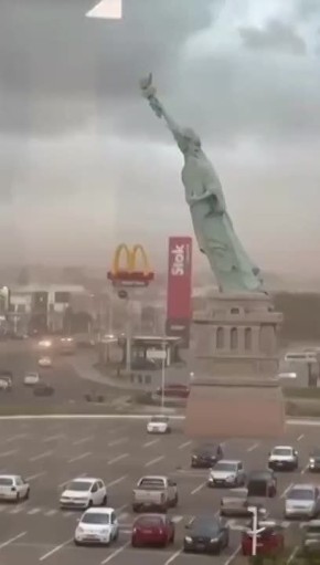 Статуя Свободы рухнула. Бразильская копия высотой 35 метров обвалилась из-за сильного ветра