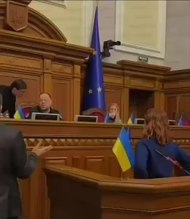 Украинский депутат Тищенко высказал недовольство поведением Безуглой, на что получил быстрый ответ: "Да пошёл ты, что ты тут ходишь?!"