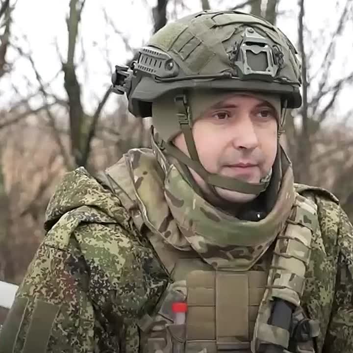 Гвардии ефрейтор Виталий Андропов управляет многофункциональным беспилотным комплексом «Орлан-10»